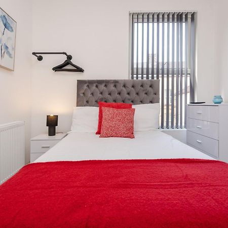 Huge 4 Bedroom Ensuite-Liverpool-Parking Екстер'єр фото