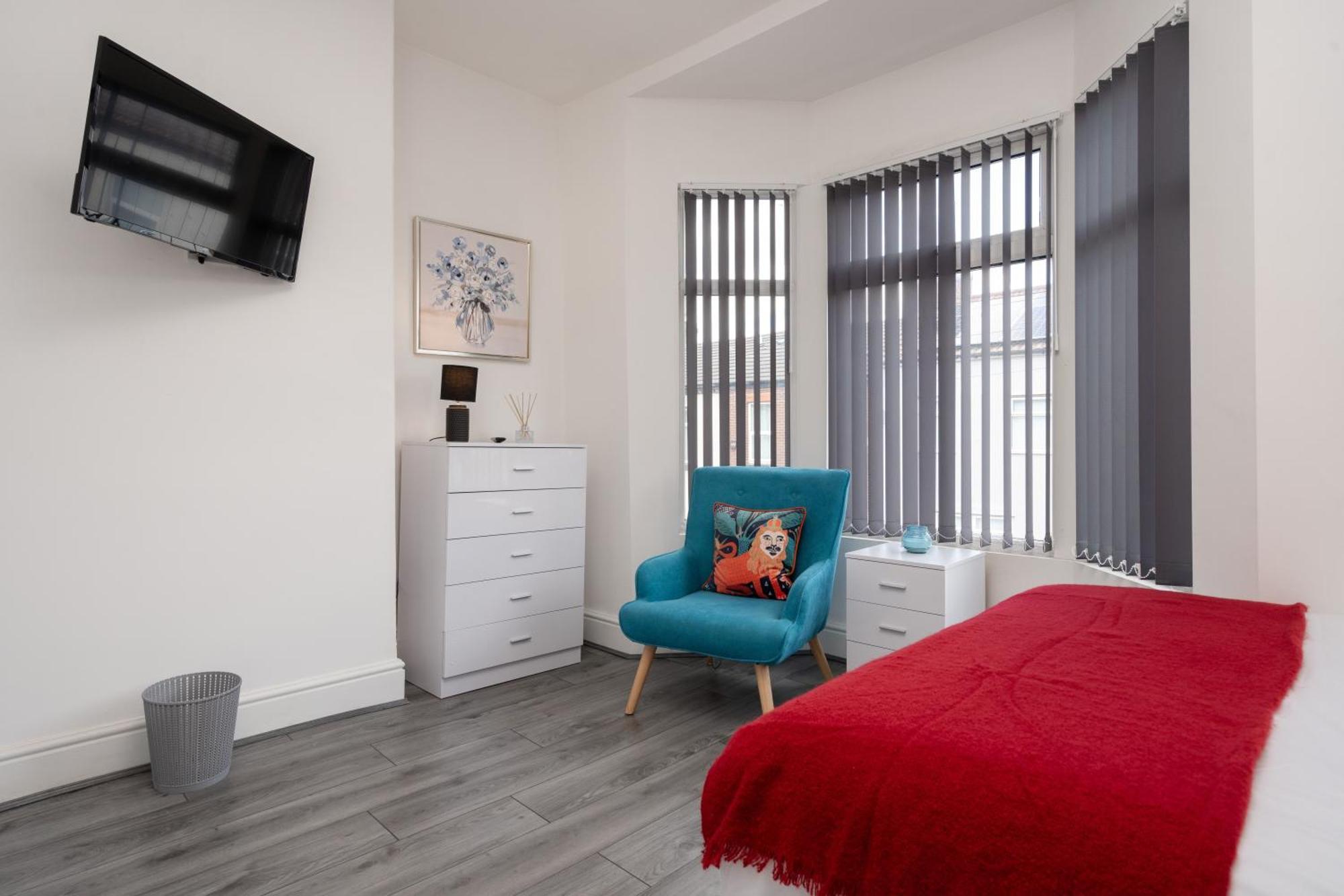 Huge 4 Bedroom Ensuite-Liverpool-Parking Екстер'єр фото