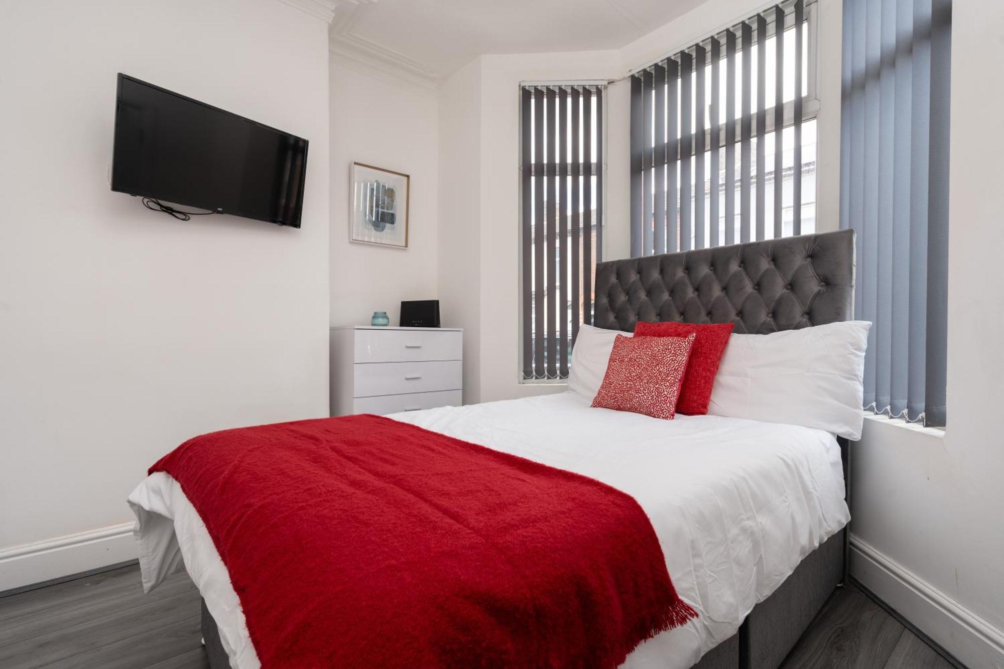 Huge 4 Bedroom Ensuite-Liverpool-Parking Екстер'єр фото